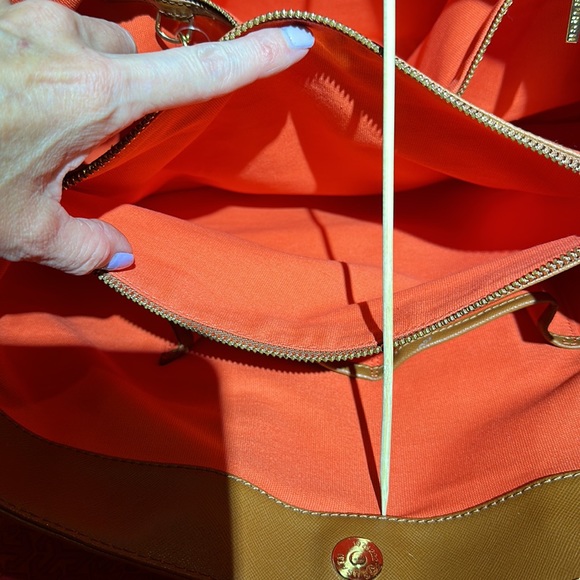 NWT. Tory Burch Robinson East West Tote. Never used. Smoke free home. - Picture 10 of 15